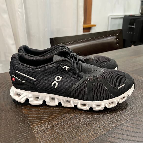 On Running Shoes - On cloud women running shoes black/ white size 10